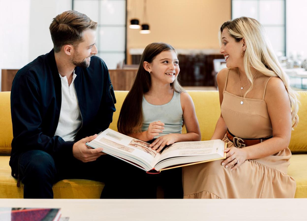 ette luxury hotel&spa Four Corners Extérieur photo A family at the 2019 Toronto International Film Festival