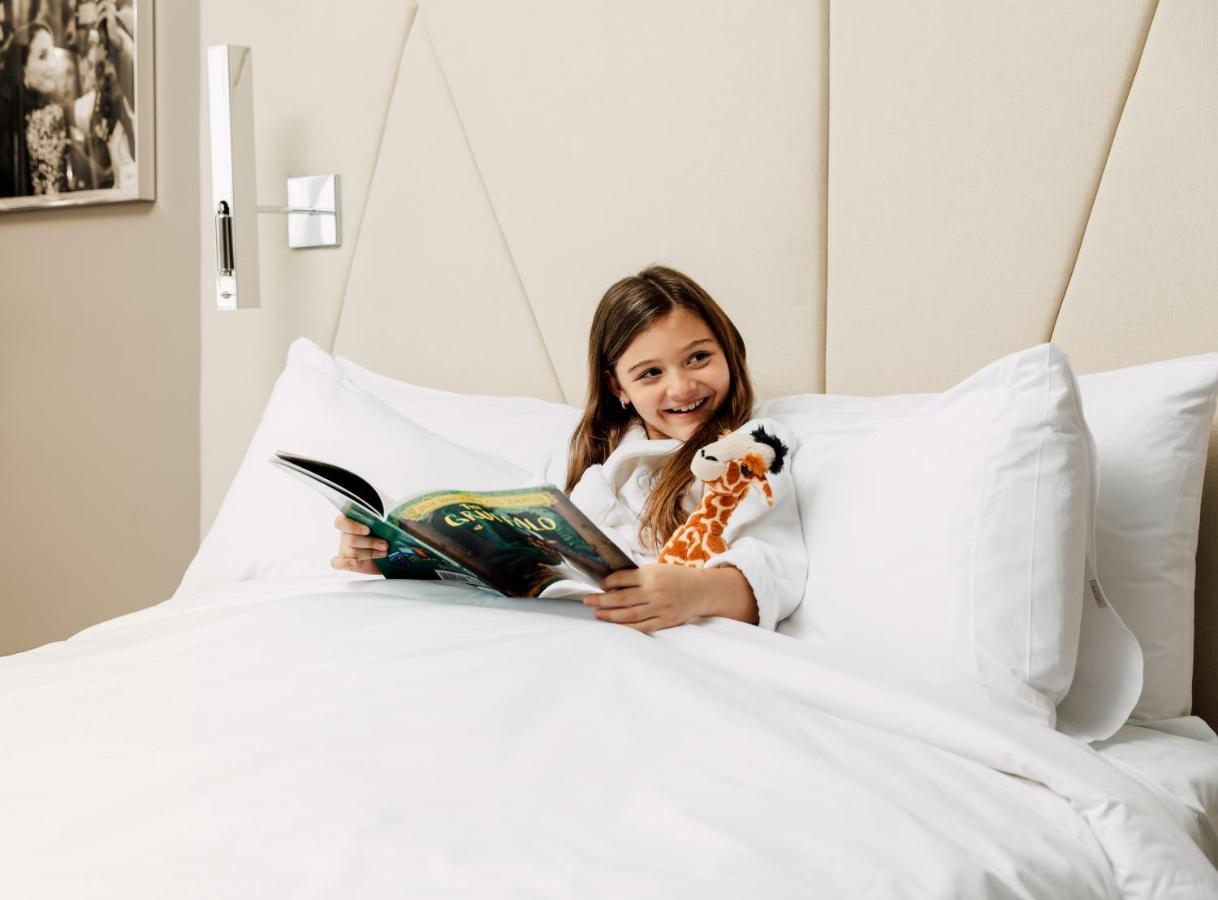 ette luxury hotel&spa Four Corners Extérieur photo A child in a hotel room