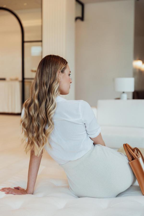 ette luxury hotel&spa Four Corners Extérieur photo A woman with long hair