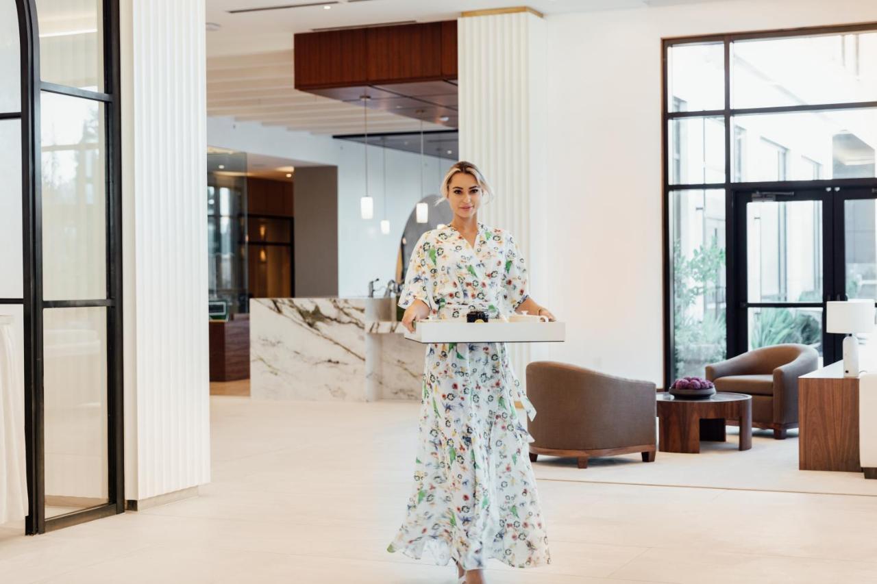 ette luxury hotel&spa Four Corners Extérieur photo A hotel butler