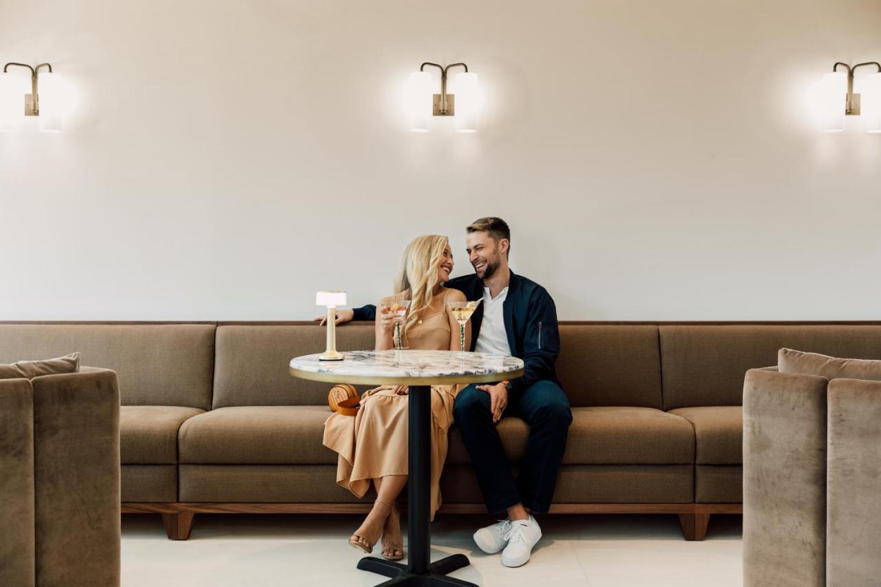 ette luxury hotel&spa Four Corners Extérieur photo The Lounge at London Heathrow Airport