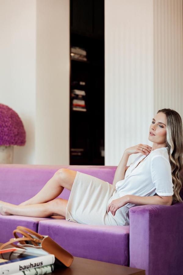 ette luxury hotel&spa Four Corners Extérieur photo A woman relaxing on a sofa
