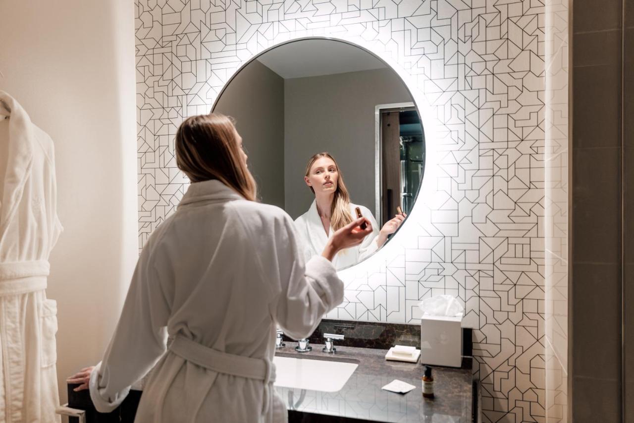 ette luxury hotel&spa Four Corners Extérieur photo A woman in a bathrobe