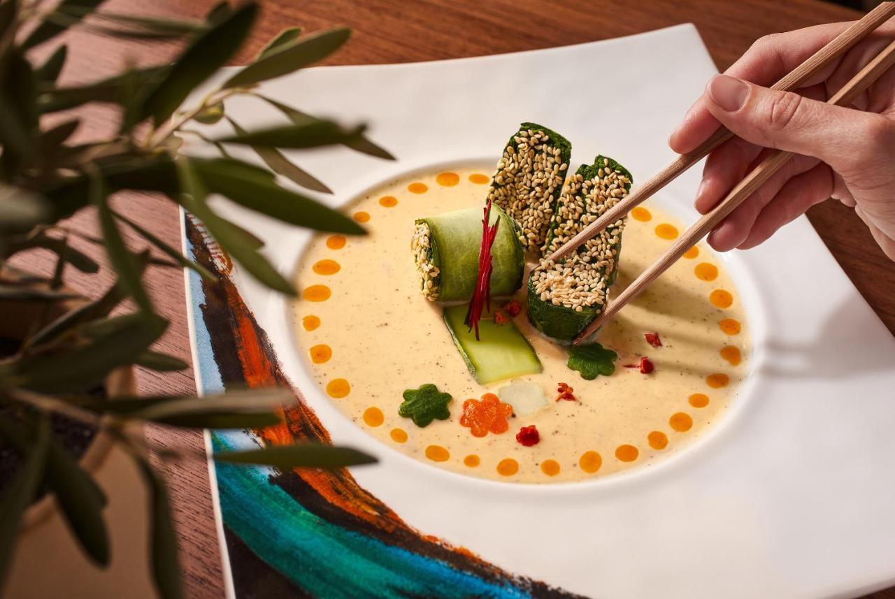 ette luxury hotel&spa Four Corners Extérieur photo A bowl of Thai soup with sesame-coated tofu