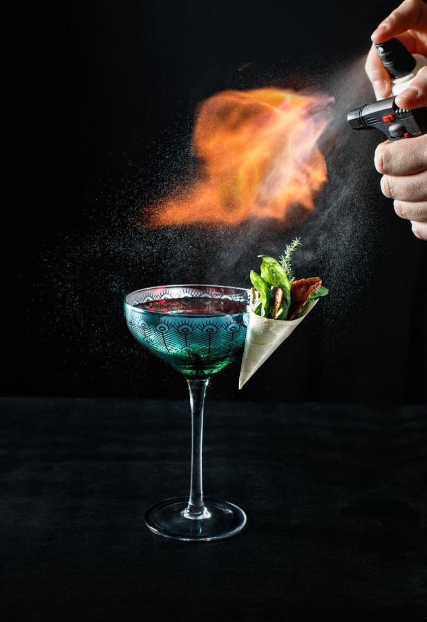 ette luxury hotel&spa Four Corners Extérieur photo A cocktail being flambéed