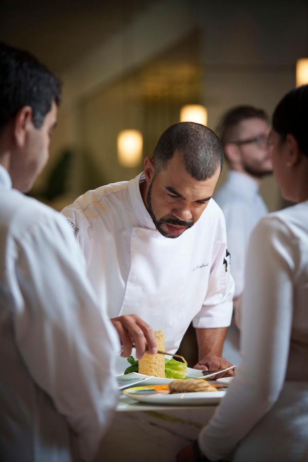 ette luxury hotel&spa Four Corners Extérieur photo Chef preparing a dish