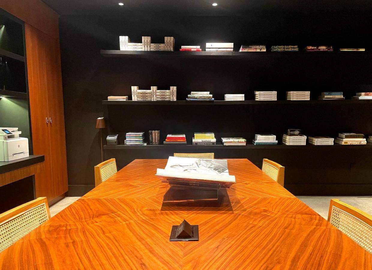 ette luxury hotel&spa Four Corners Extérieur photo The library at the museum
