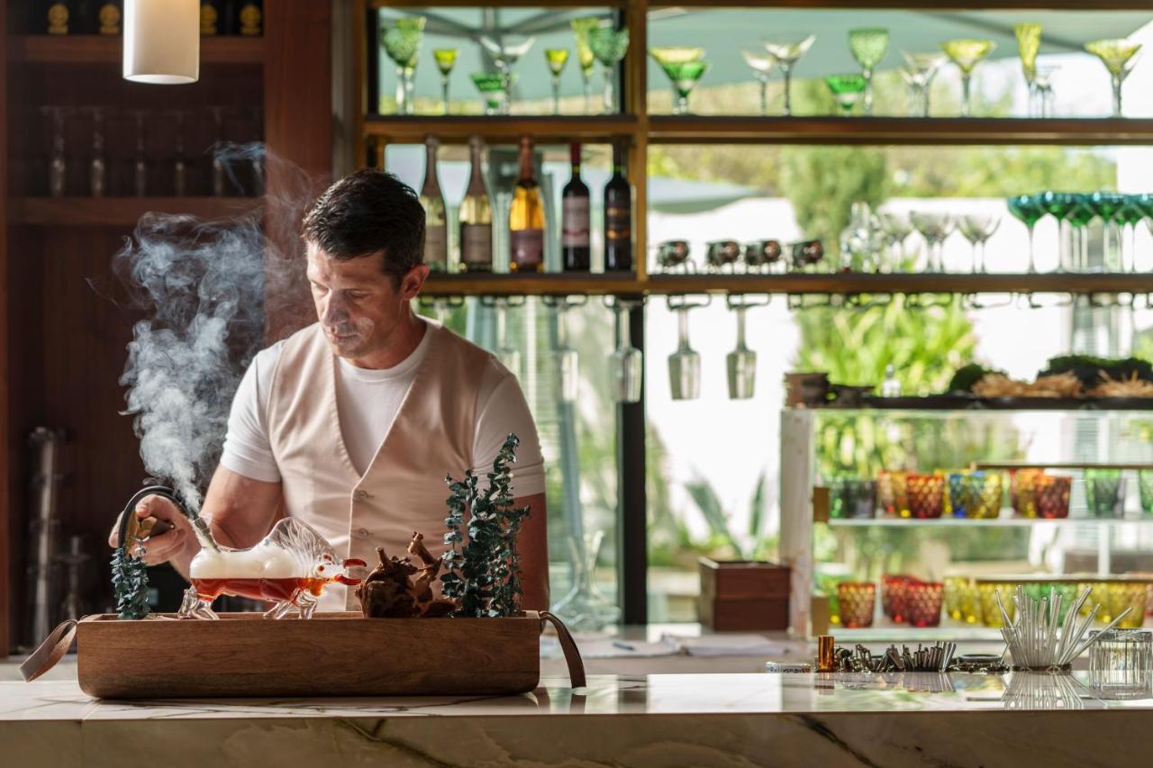ette luxury hotel&spa Four Corners Extérieur photo A chef preparing a meal