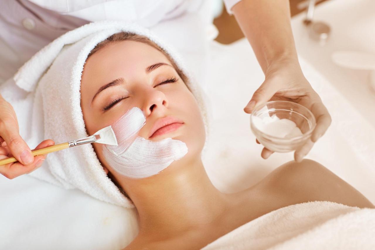 ette luxury hotel&spa Four Corners Extérieur photo A woman receiving a facial treatment
